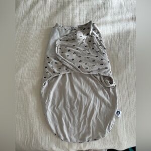 Nested been swaddle size 0 to 6 months